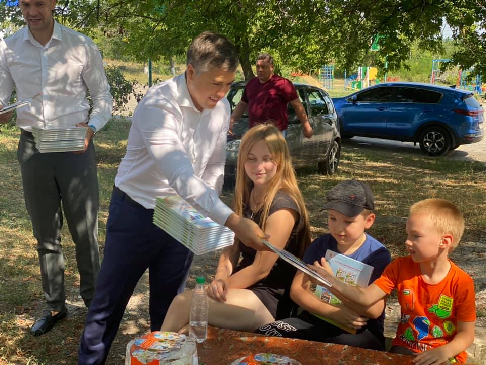 01 09 lugansk - «Наш край» подарил книги воспитанникам детсада на Луганщине