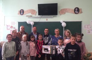 08 09 zhytomyr 2 306x200 - Депутат от «Нашего края» подарил принтер школе на Житомирщине