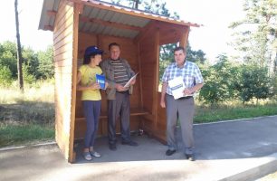 13 09 zhytomyr 2 306x200 - Представители «Нашего края» обустроили остановку транспорта в селе Карвиновка на Житомирщине