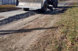 grejduvannya 306x200 - Депутат від «Нашого краю» допоміг відремонтувати дорогу на Житомирщині