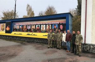hodak pokladannya kvitiv 306x200 - У «Нашому краї» на Житомирщині вшанували пам’ять загиблих захисників України