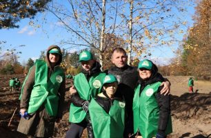 vysadyly lis olevsk 306x200 - На Олевщині депутати від «Нашого краю» висаджували ліс