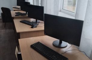 zhytomyr ynventar 2 306x200 - Депутати від «Нашого краю» посприяли закупці техніки та інвентаря для шкіл Житомирщини