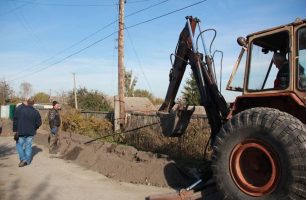 zhytomyrshhyna vodogon 306x200 - Поселковый голова посодействовал замене водопровода в Мирополе на Житомирщине