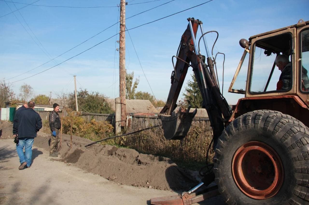 zhytomyrshhyna vodogon - Поселковый голова посодействовал замене водопровода в Мирополе на Житомирщине
