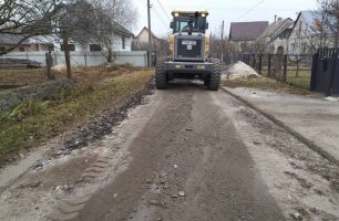 grejduvannya dorig 306x200 - При содействии депутата от «Нашего края» в Чуднове грейдировали дороги