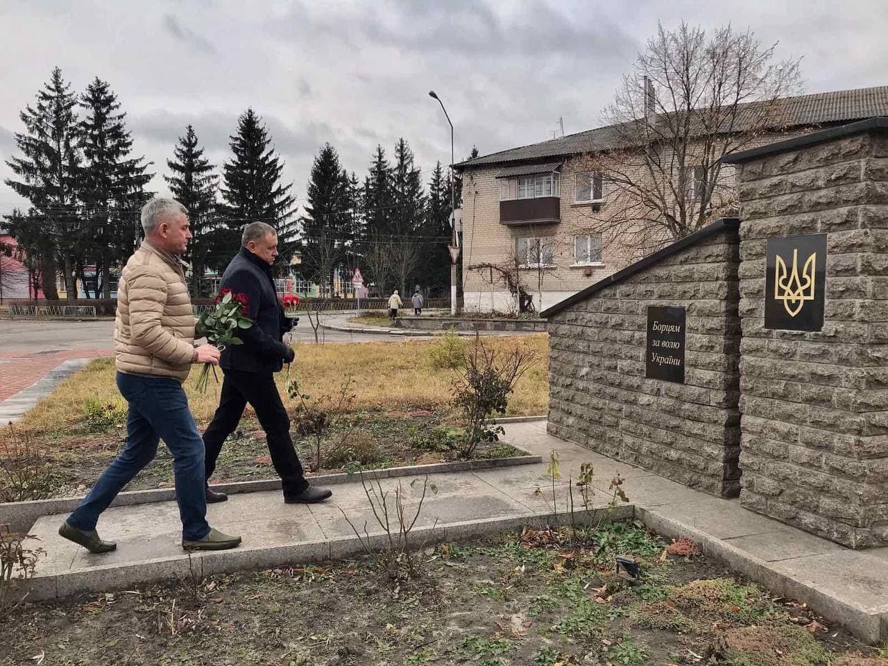 kvity - Партійці «Нашого краю» на Житомирщині відзначили День гідності покладанням квітів