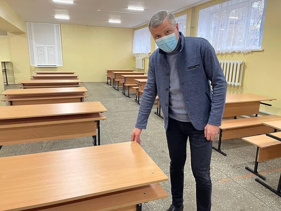 mebli lugansk - В Рубежном при поддержке «Нашего края» отремонтировали крышу лицея и закупили новые парты