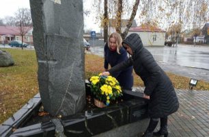 pokladannya kvitiv 306x200 - «Наш край» на Житомирщине отметил День достоинства возложением цветов погибшим борцам за независимость