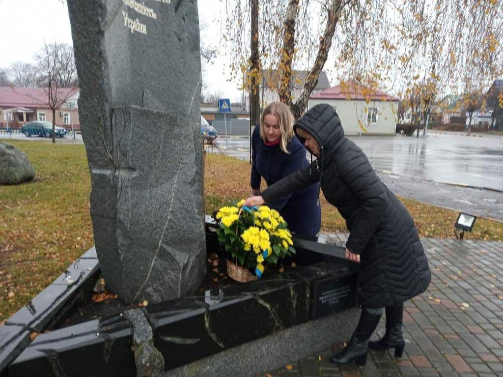 pokladannya kvitiv - «Наш край» на Житомирщині відзначив День гідності покладанням квітів загиблим борцям за незалежність