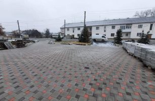 alytka 306x200 - Депутат от «Нашего края» предоставил тротуарную плитку поселка Гранитного на Житомирщине