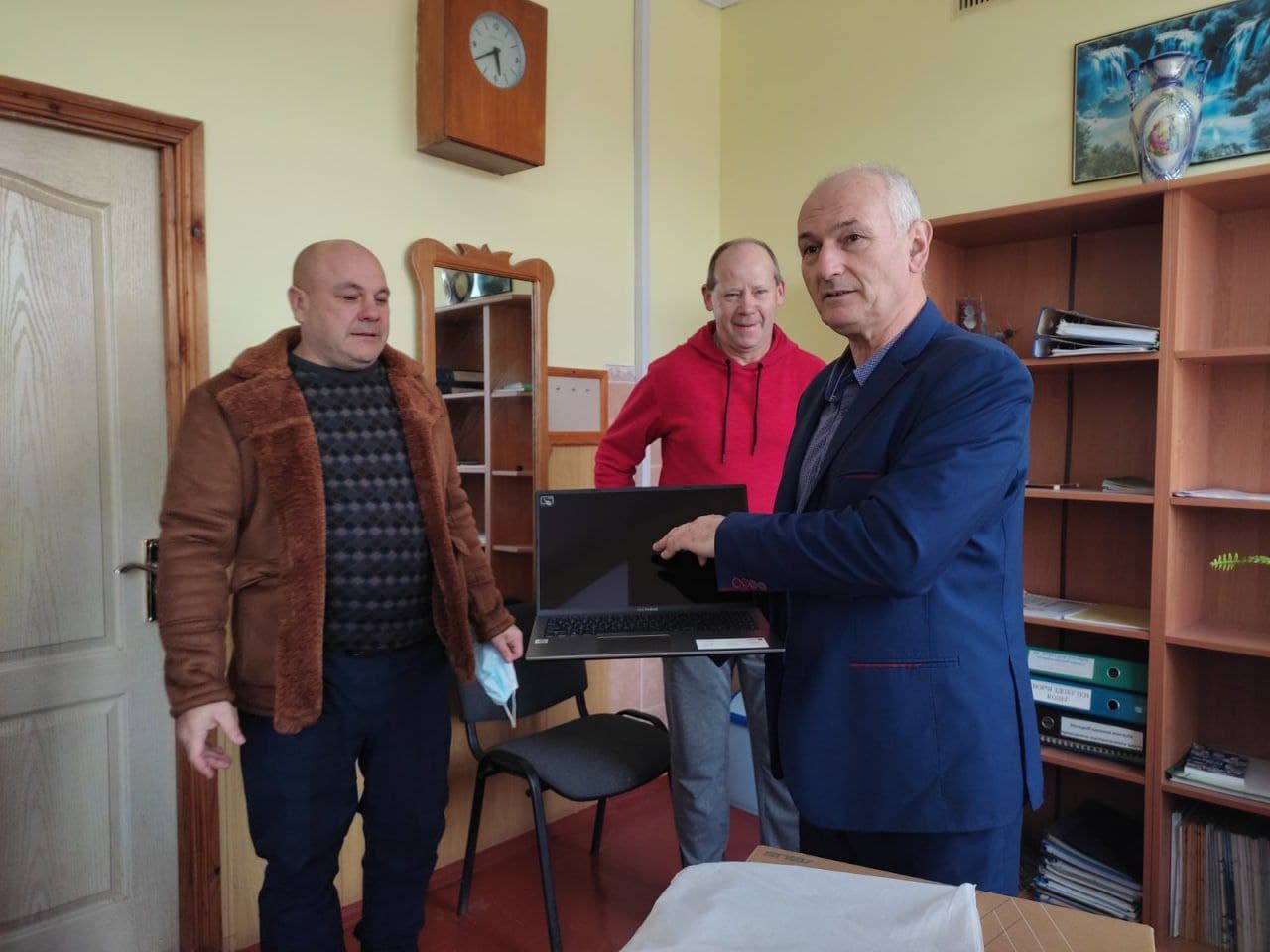 dopomoga shkoli lyubar - Депутат от «Нашего края» вручил помощь Любарской гимназии Житомирской области