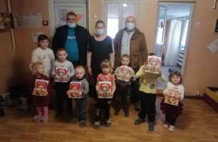 photo 2021 12 20 15.27.04 306x200 - «Наш край» и участники АТО поздравили с праздниками дошкольников на Житомирщине