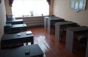 photo 2021 12 20 15.31.43 306x200 - Депутат от «Нашего края» подарил новую мебель школе в Малине