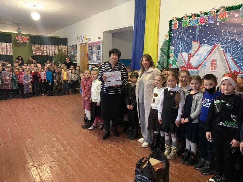 photo 2021 12 20 16.32.06 - Депутат от «Нашего края» передал подарки ученикам Романовской гимназии Житомирской области