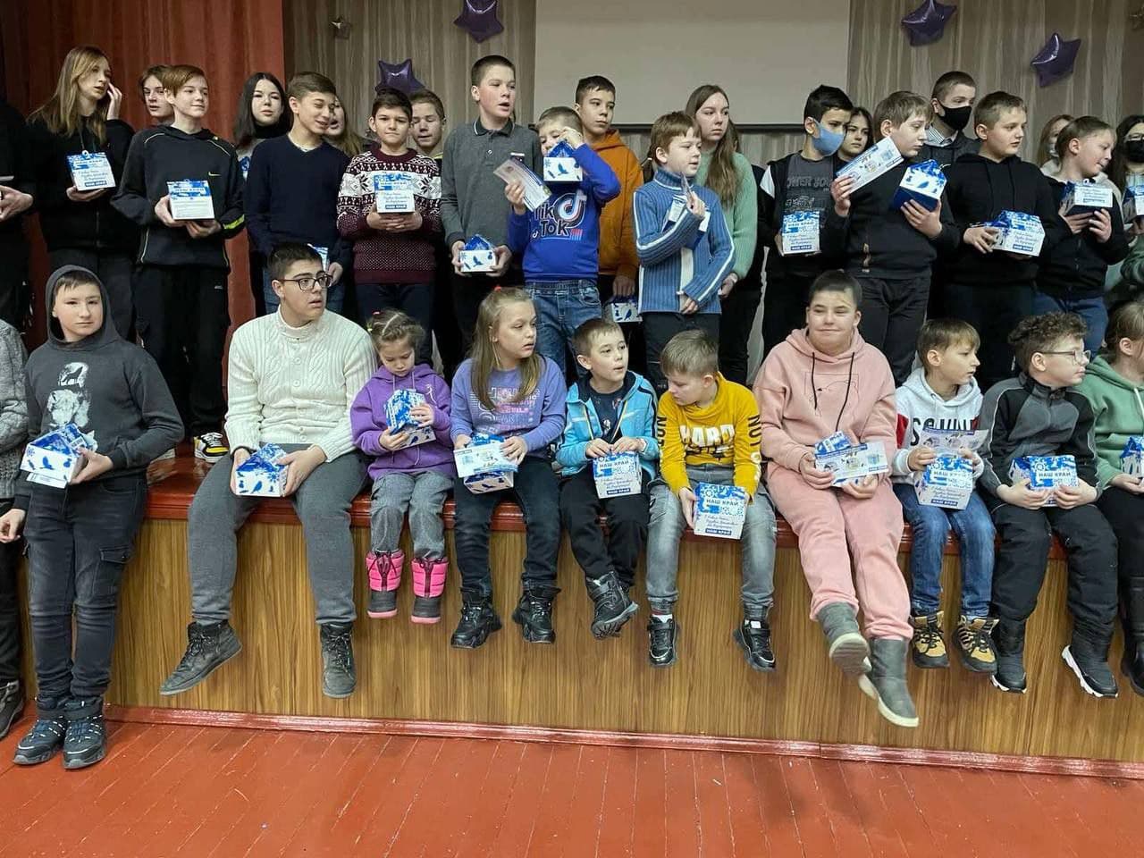 bcz podarunky - В Белой Церкви ученики гимназии получили подарки от «Нашего края»