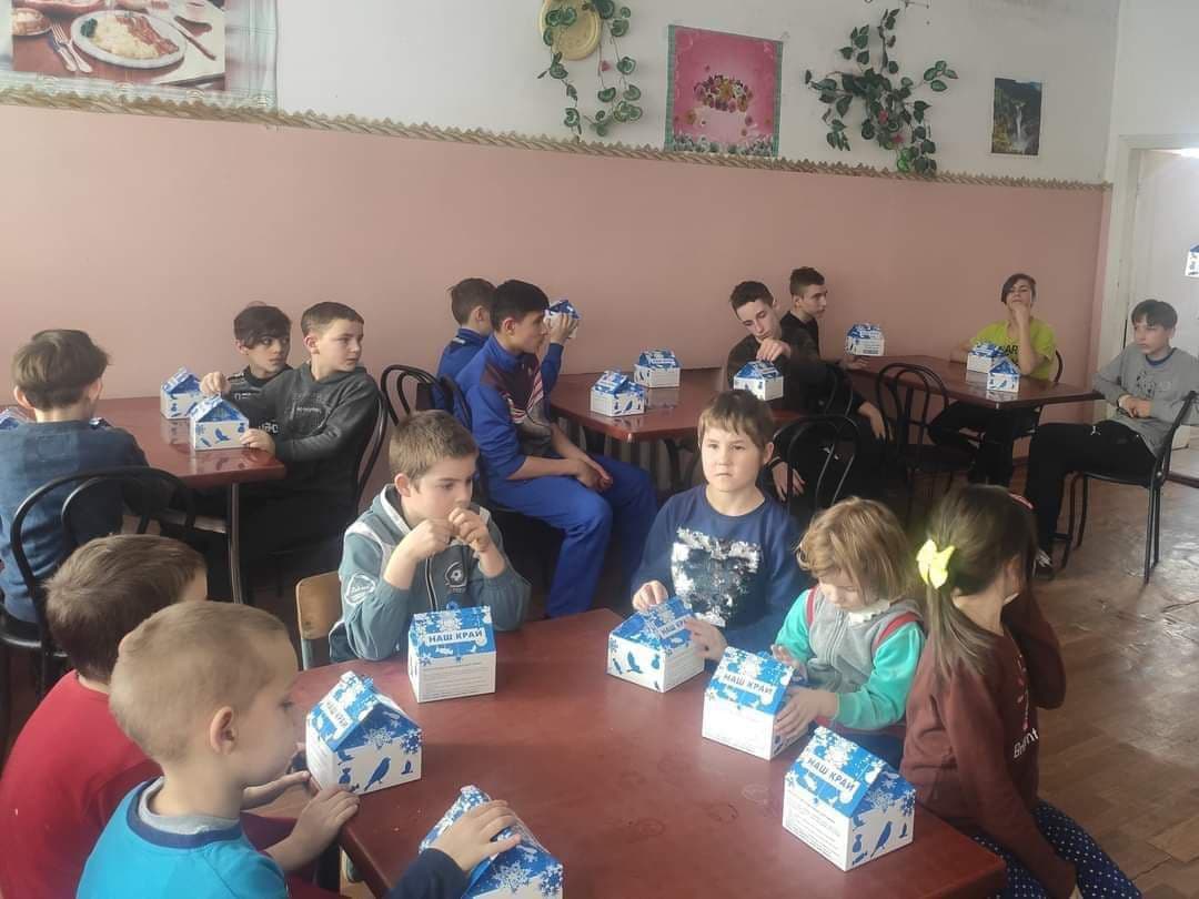 herson akcziya - «Наш край» Херсонщини в рамках акції «Солодка годівниця» вручив 3600 подарунків